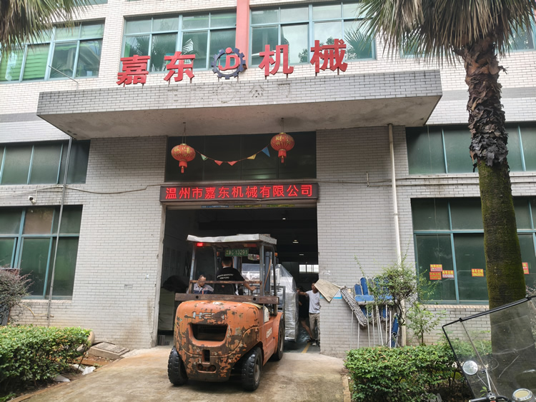 九游网页版登录入口定制铝箔压纹分切一体机